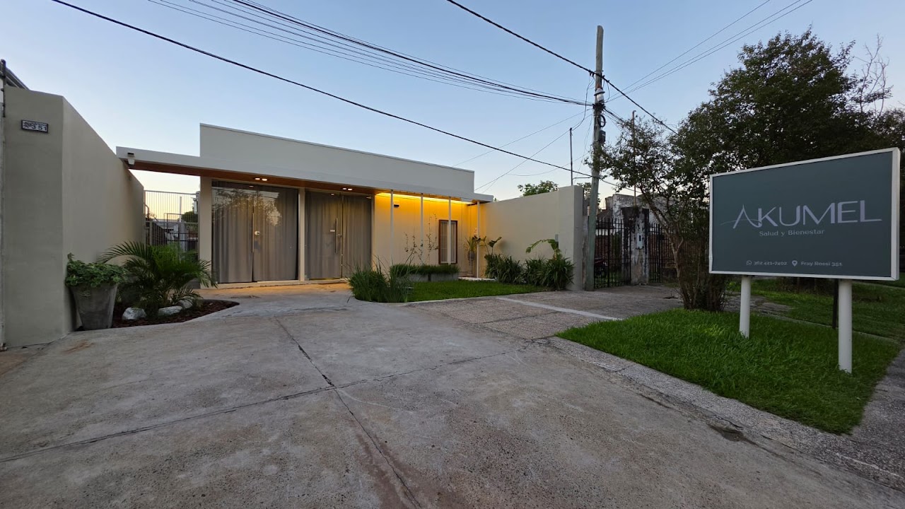 Fachada exterior y jardín de recepción de Akumel Spa en Resistencia, Chaco